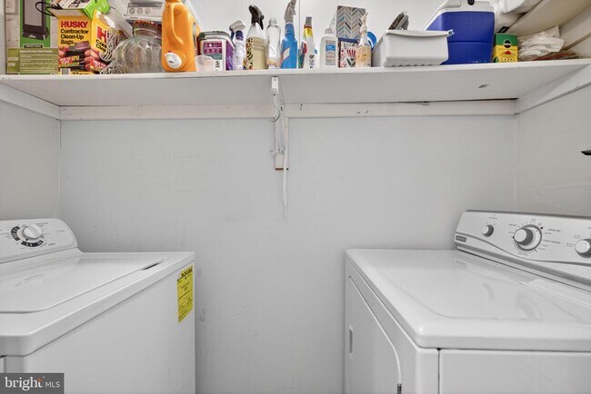 Building Photo - 910 Windbrooke Dr