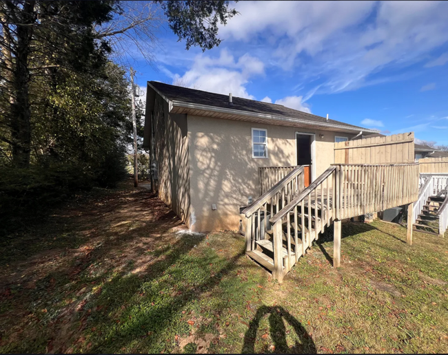 Building Photo - 200 Stone Henge Ln