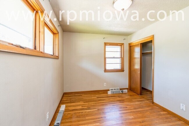 Building Photo - WELCOME HOME!! 3 Bedroom, 1 Bath Home in Des Moines