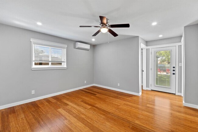 Building Photo - 1113 S Meadows Dr