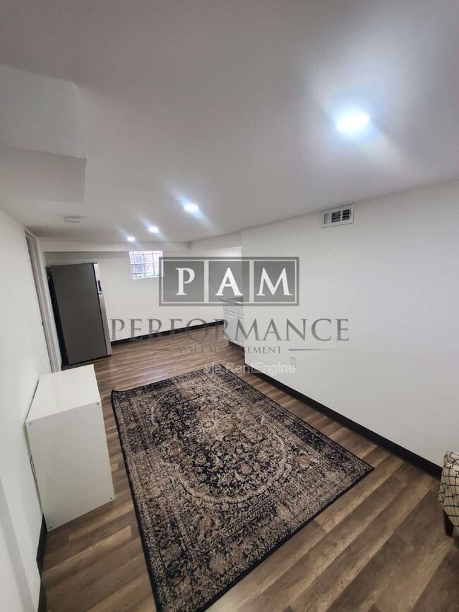 Building Photo - 2829 S Howell Ave