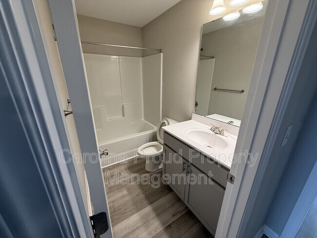 Building Photo - 321 S Pointe Dr