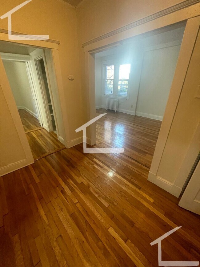 Building Photo - Avl NOW - No Fee! Split-style 2BR on Green...