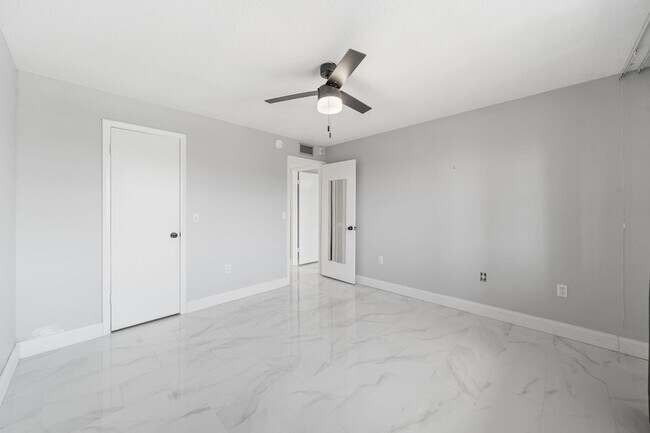 Building Photo - 1502 S Lakeside Dr