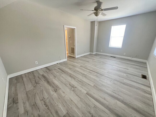 Building Photo - 2 Bedroom 1 Bath Apartment - Downtown Charleston