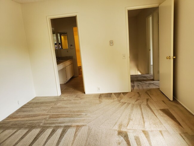 Building Photo - EASTER WAY-CONVENIENTLY LOCATED ON UCSD BU...