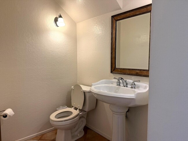 Building Photo - Beautiful 3 Bedroom 2.5 Bath
