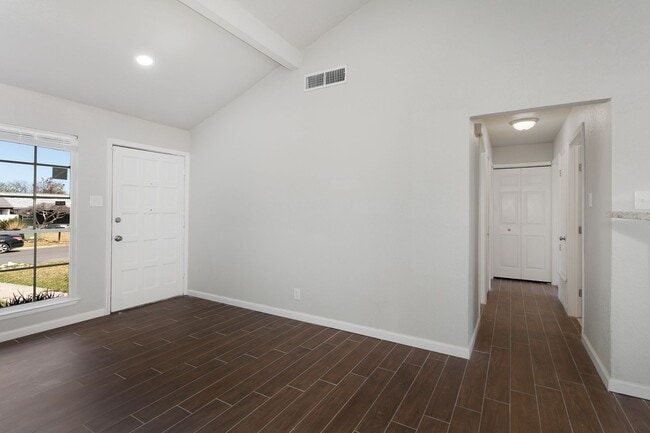 Building Photo - Renovated 2 Bedroom 1 Bath Near UTSA, Medi...