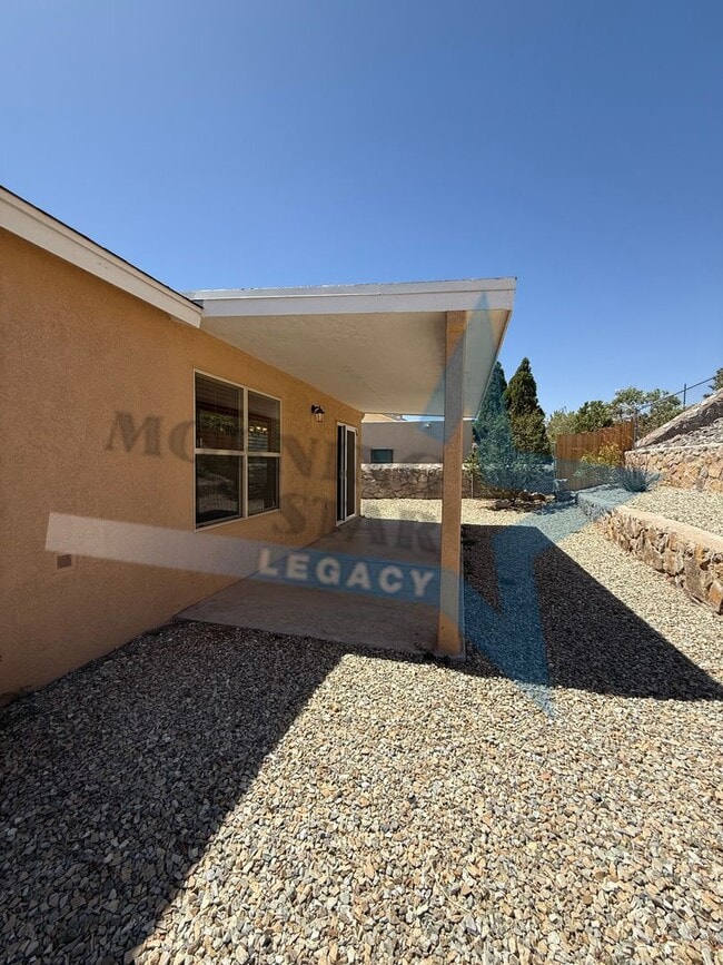 Building Photo - Roadrunner area! LOVELY two bedroom home.