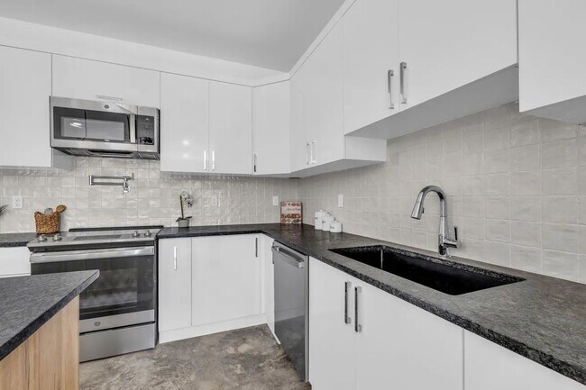 Building Photo - Modern 4-Bed Townhouse in Ridgedale – Minu...