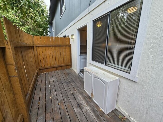 Building Photo - 3-Bedroom, 2.5-Bath Tri-Level Townhome Near UNR & Downtown Reno