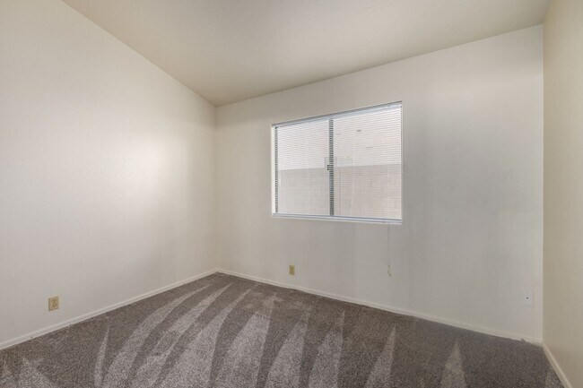 Building Photo - Spacious 3 Bed, 2 Bath Home in Peoria - Your Perfect Home Awaits!