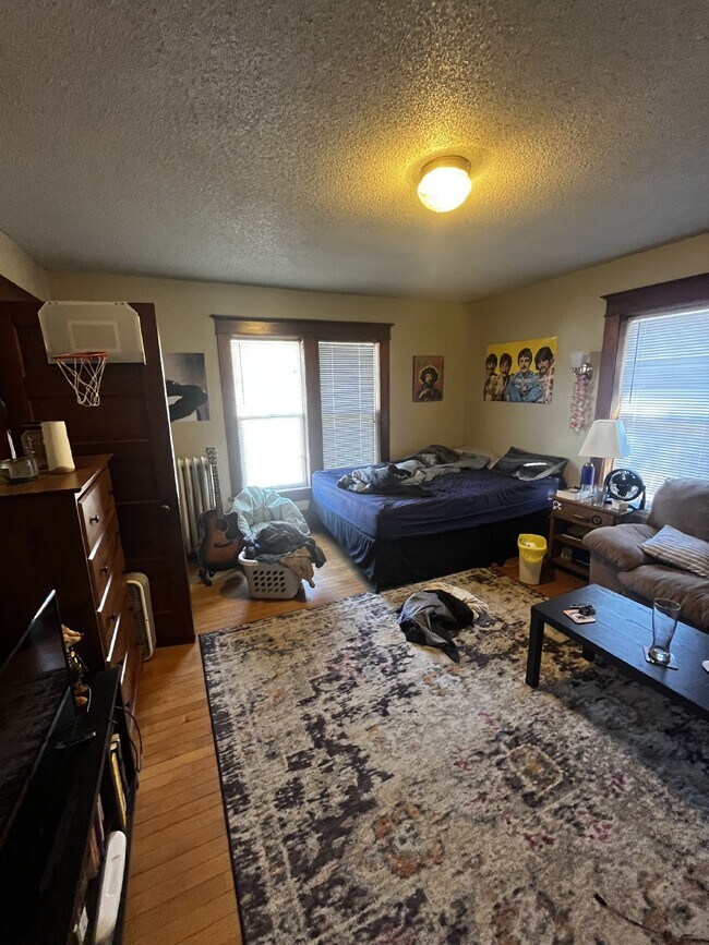 Building Photo - Cozy 4 Bed 1 Bath near UWEC!