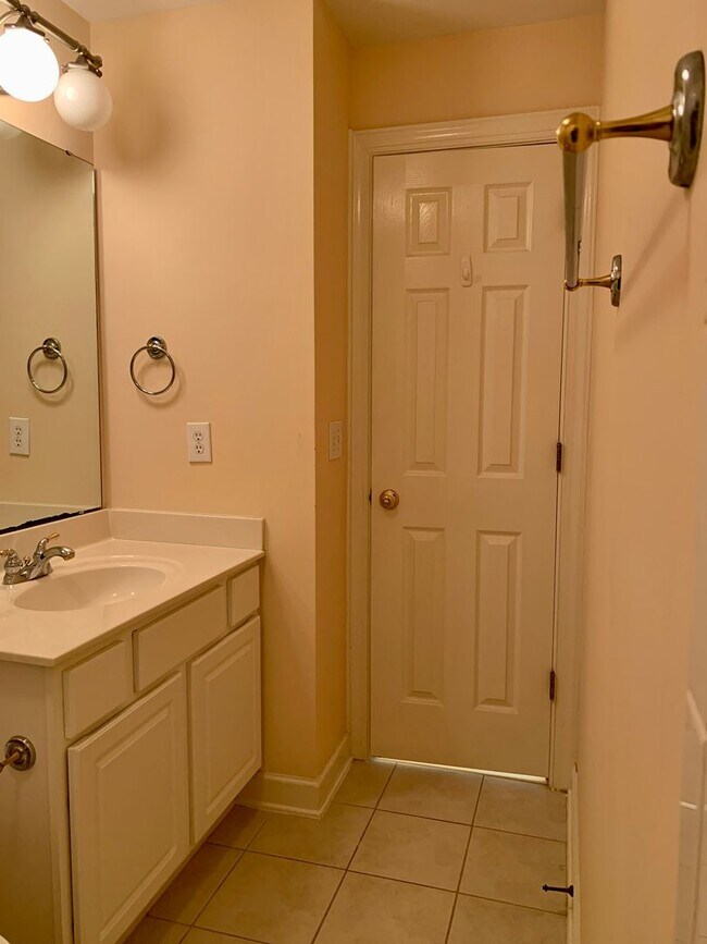 Building Photo - AMAZING Luxurious Residence, Near Educatio...