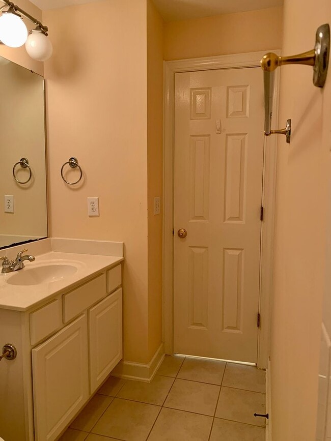 Building Photo - AMAZING Luxurious Residence, Near Educational Facilities, With Upscale Amenities!