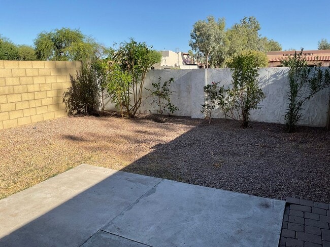 Building Photo - Spacious Townhouse near McKellips & Lindsay across from Community Pool