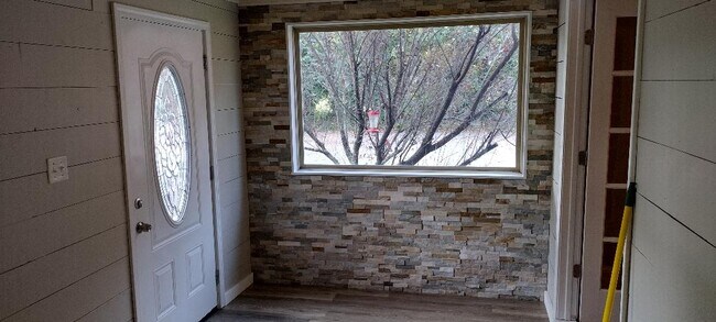 Building Photo - 7131 W State Hwy 22