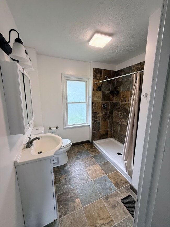 Building Photo - Three bedroom one bathroom home for rent