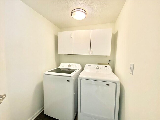 Building Photo - 640 Suwanee Lakes Cir NW