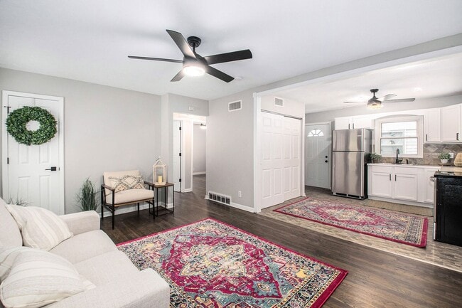 Building Photo - Completely Renovated 2 Bedroom House!