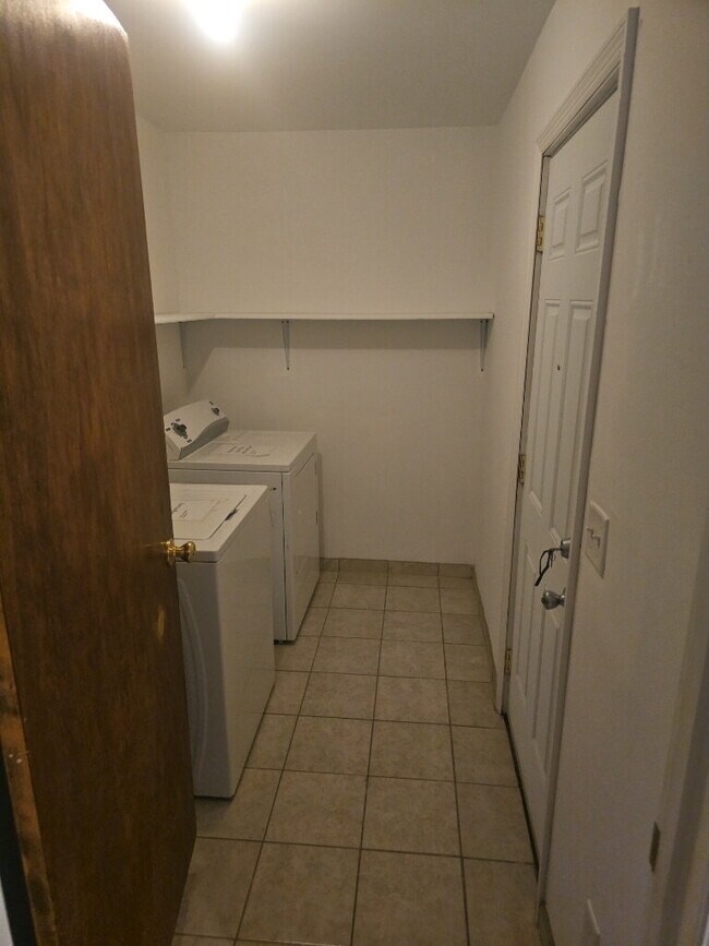 Building Photo - "Charming 2-Bed Townhouse Retreat on Fleming Road – Spacious Comfort in Charleston!"