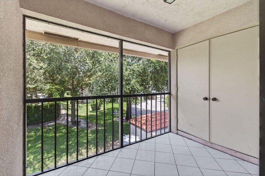 Building Photo - 400 Club Cir