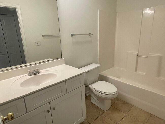 Building Photo - Lovely 3 Bed/2 Bath home in the Inverness (River Oaks)!