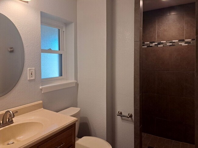 Building Photo - 4 Bedroom / 2 Bath / 2 Car Garage