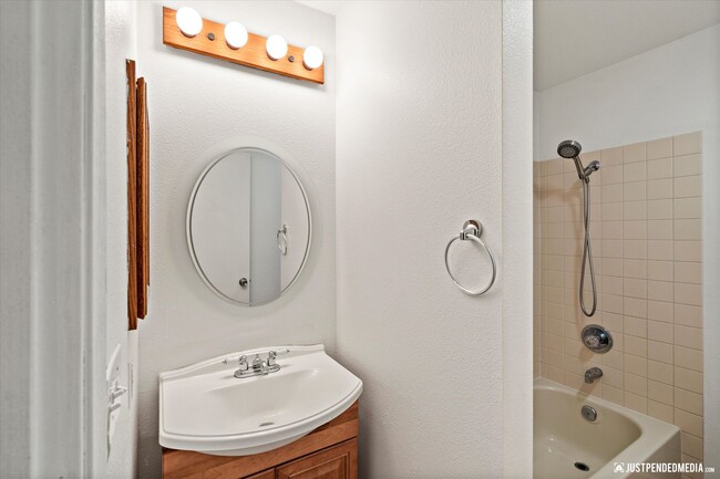 Building Photo - 2 Bed/ 2 Bath / Garage - Anchorage Condo!