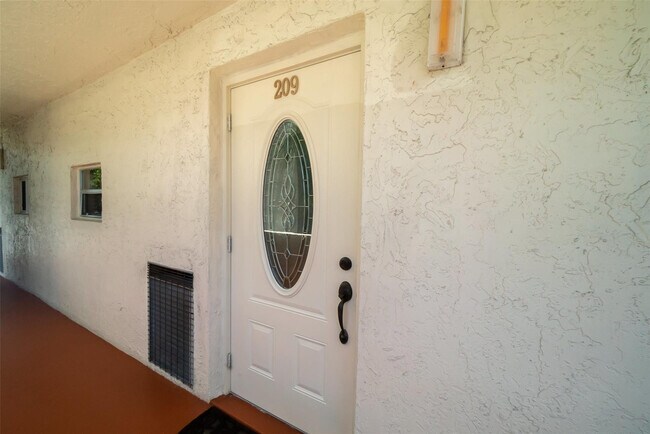 Building Photo - 820 S Hollybrook Dr