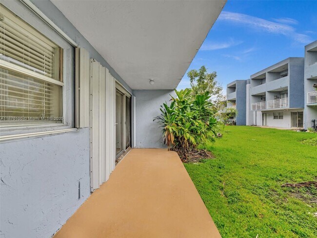Building Photo - 9367 Fontainebleau Blvd