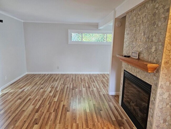 Building Photo - Unique FREESTANDING 2 Bed/ 1.5 Bath Townhome in Mountain View