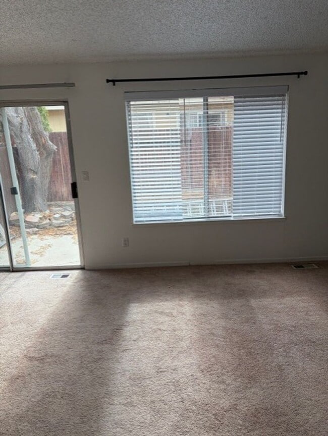 Building Photo - 3 Bed, 2.5 bath home in Carson City, Available 11/11