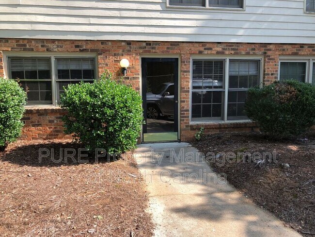 Building Photo - 2804 Carriage Dr