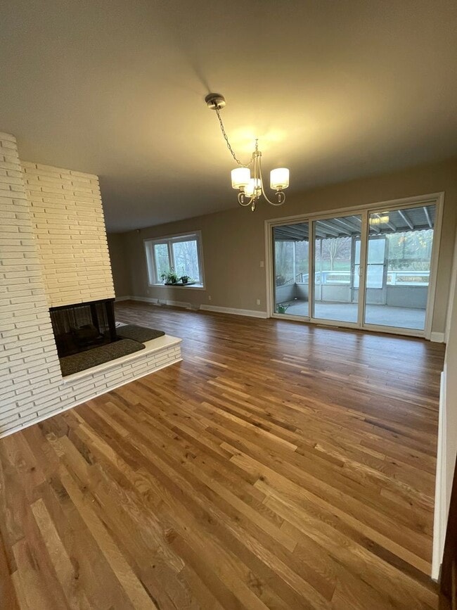 Building Photo - Beautiful Three Bedroom Home