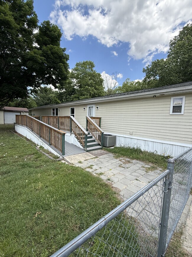 Building Photo - 3719 Fountain Cir