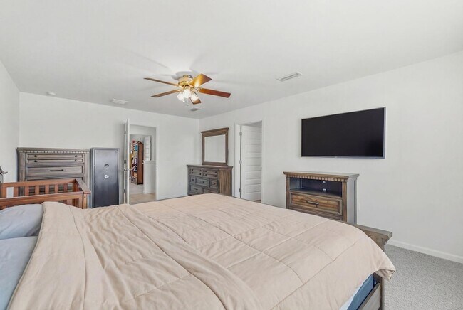 Building Photo - 25 Riverwalk Xing