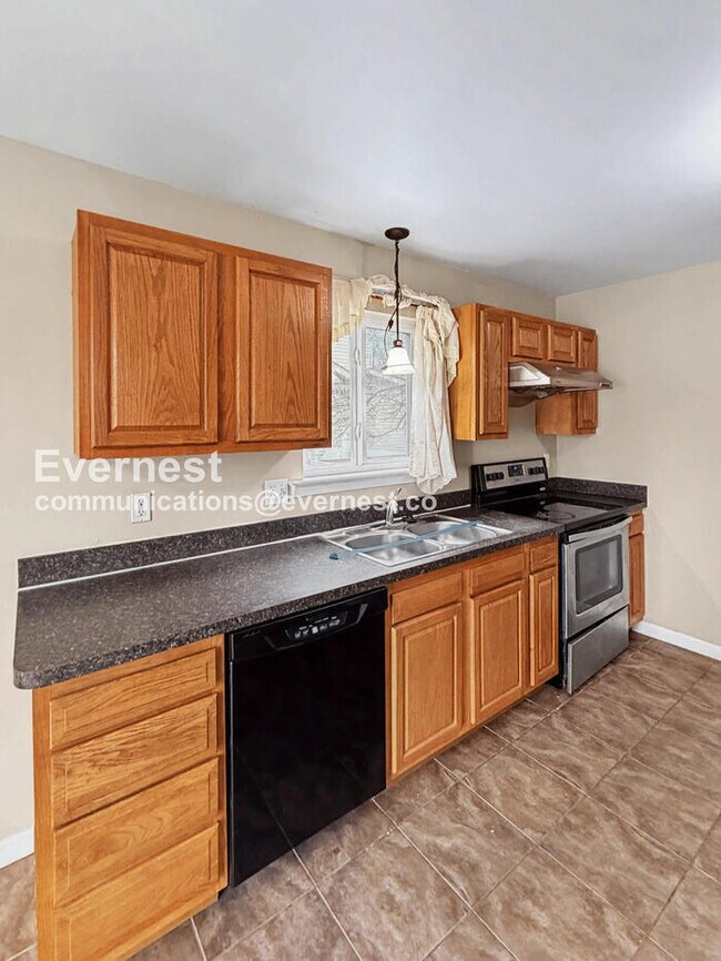 Building Photo - Spacious 3 Bed, 2.5 Bath Home with Fenced Yard and Attached Garage