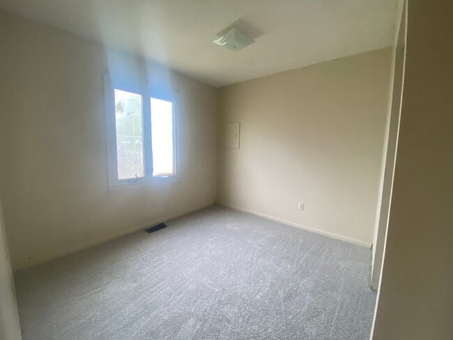 Primary Photo - 1633 Bayview Dr