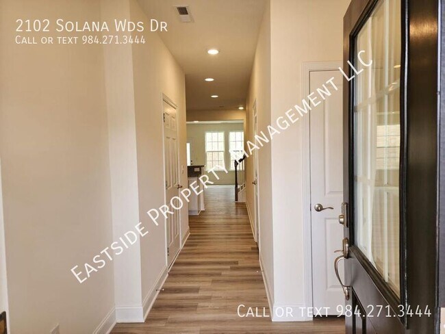 Building Photo - 2102 Solana Wds Dr