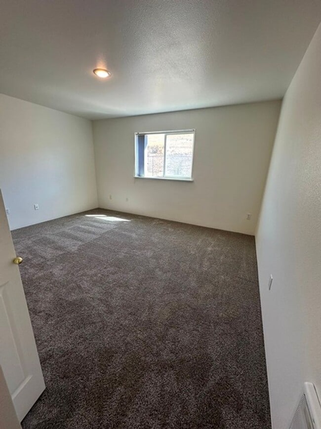 Building Photo - 2 Bedroom Townhouse