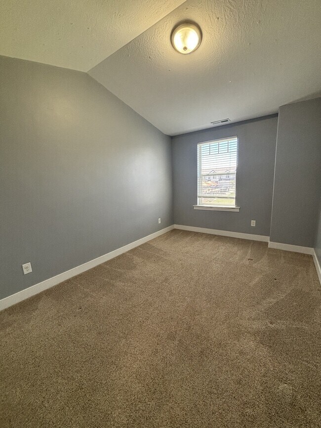 Building Photo - 2 bedroom/ 1.5 bathroom Townhouse in Eagle Mountain