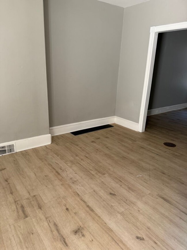 Building Photo - 317 York St