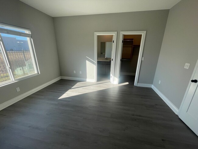 Building Photo - 5501/03 N Edwards Cir