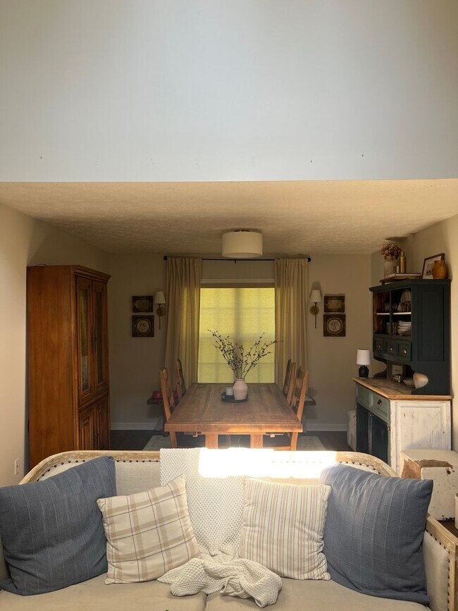 Building Photo - Single Family Home Close to AHS!