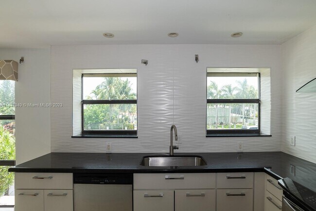 Building Photo - 76 Isle of Venice Dr