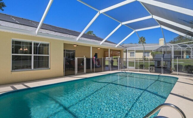 Building Photo - Luxurious Living with Private Pool