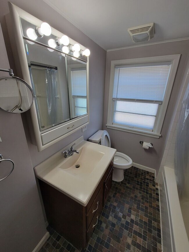 Building Photo - Large 4 bed, 1.5 bath, Over 2,000 square feet.