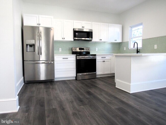 Building Photo - 704 Oak Ln
