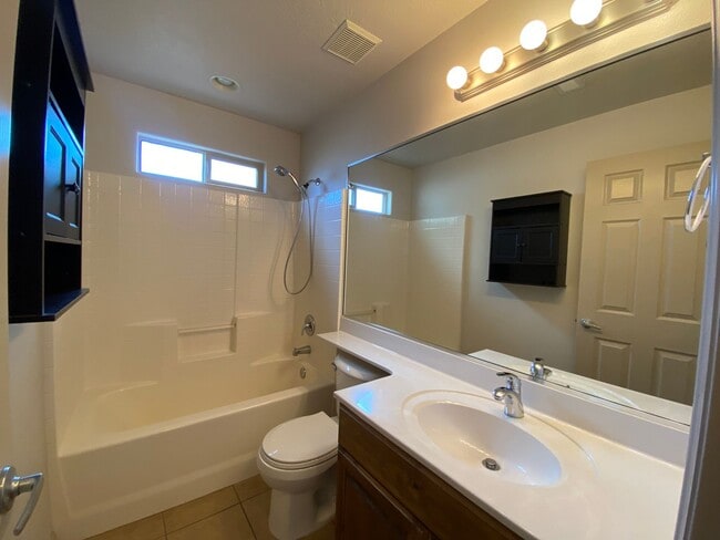 Building Photo - SPACIOUS HOME FOR RENT!